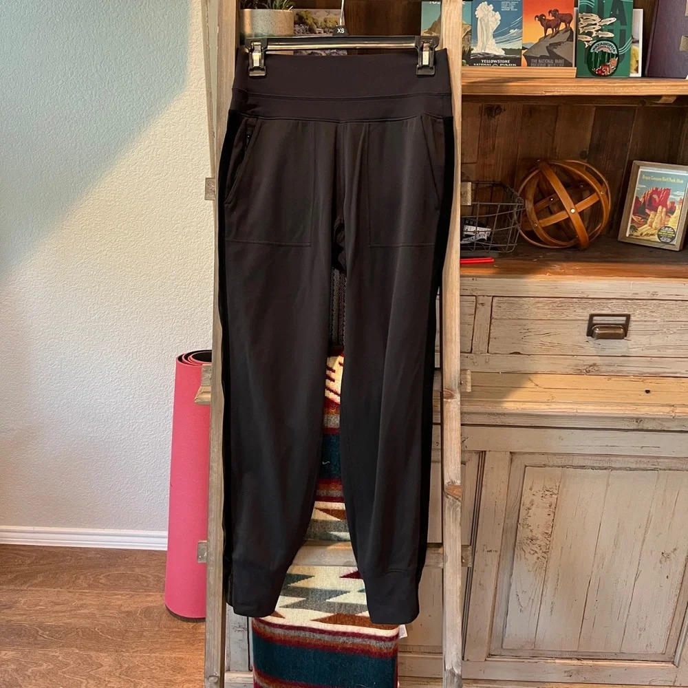 Athleta women’s Venice Velvet stripe jogger size XS